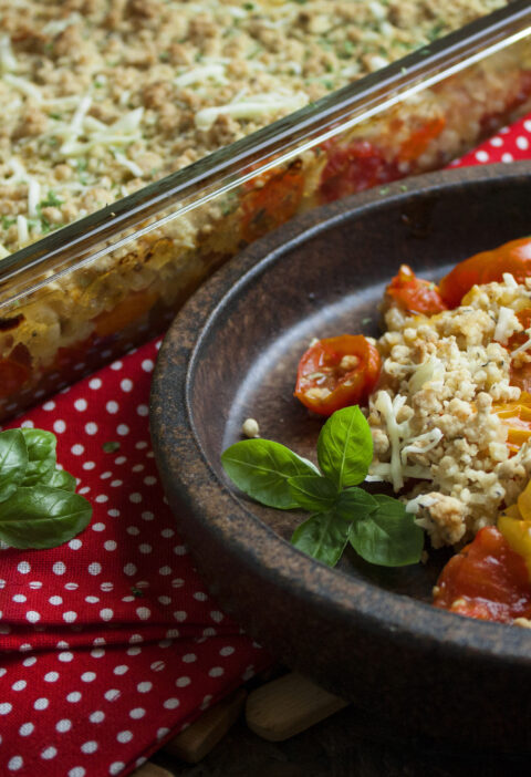 Herzhafter Tomaten-Crumble aus dem Ofen