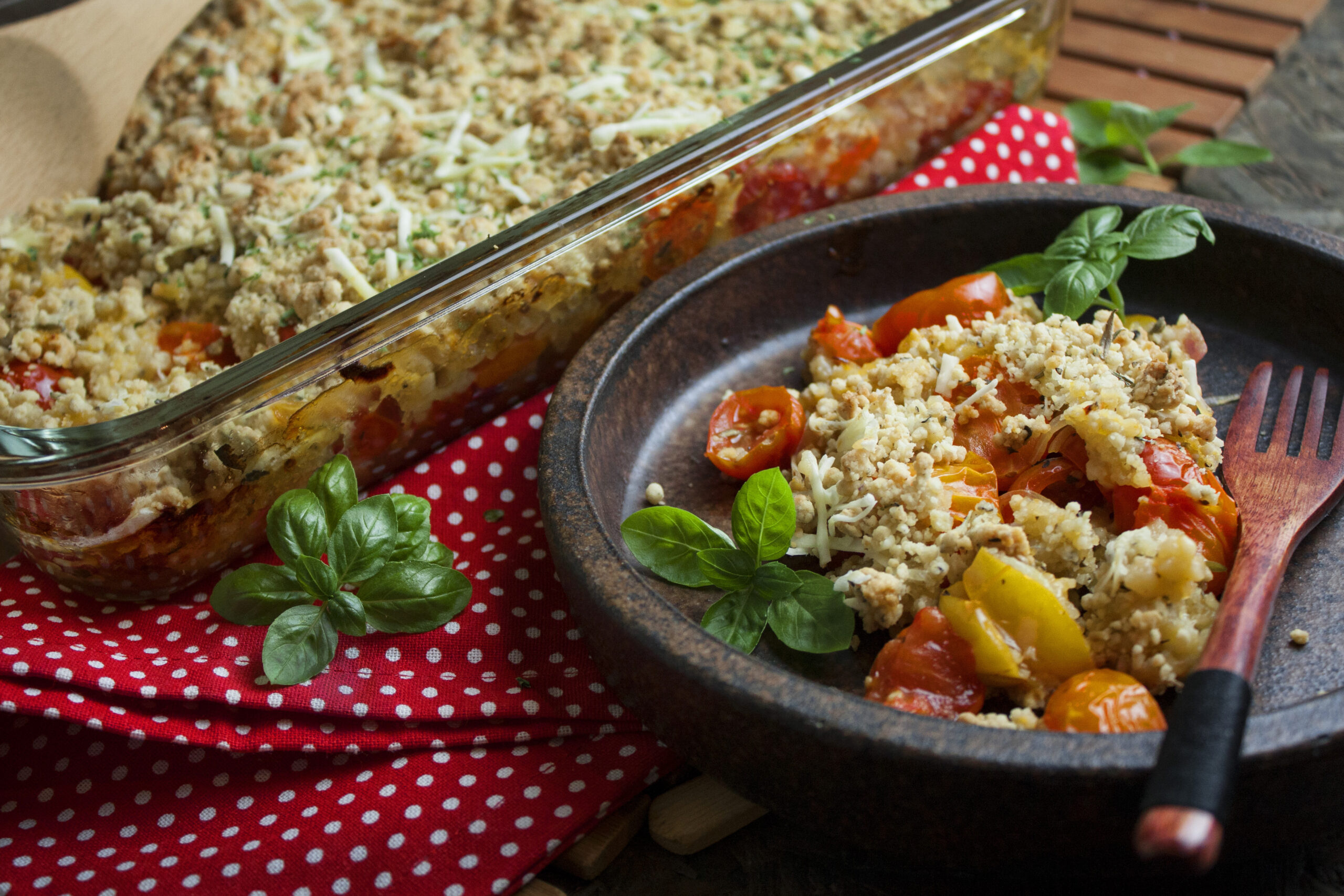 Herzhafter Tomaten-Crumble aus dem Ofen