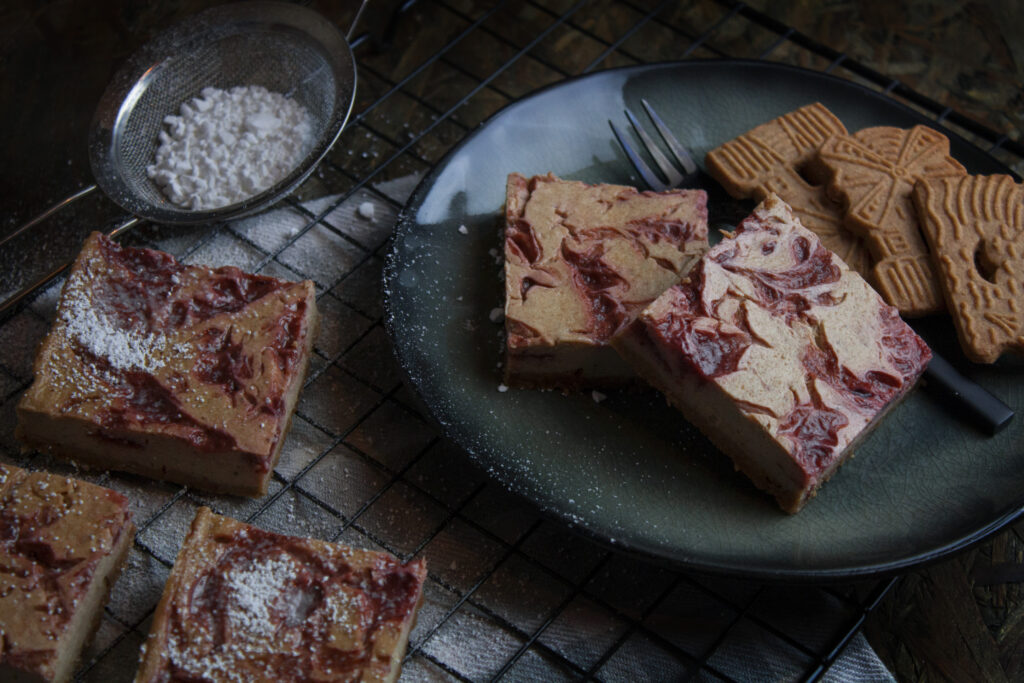 Spekulatius-Käsekuchen-Schnitten mit Kirsch-Marmelade