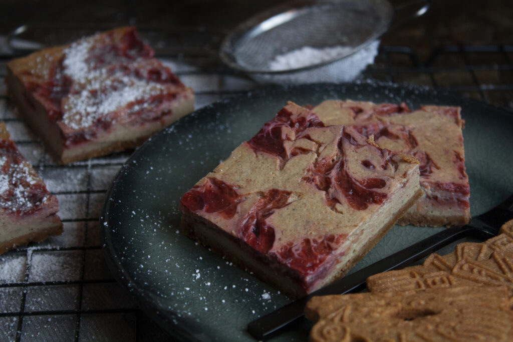 Spekulatius-Käsekuchen-Schnitten mit Kirsch-Marmelade