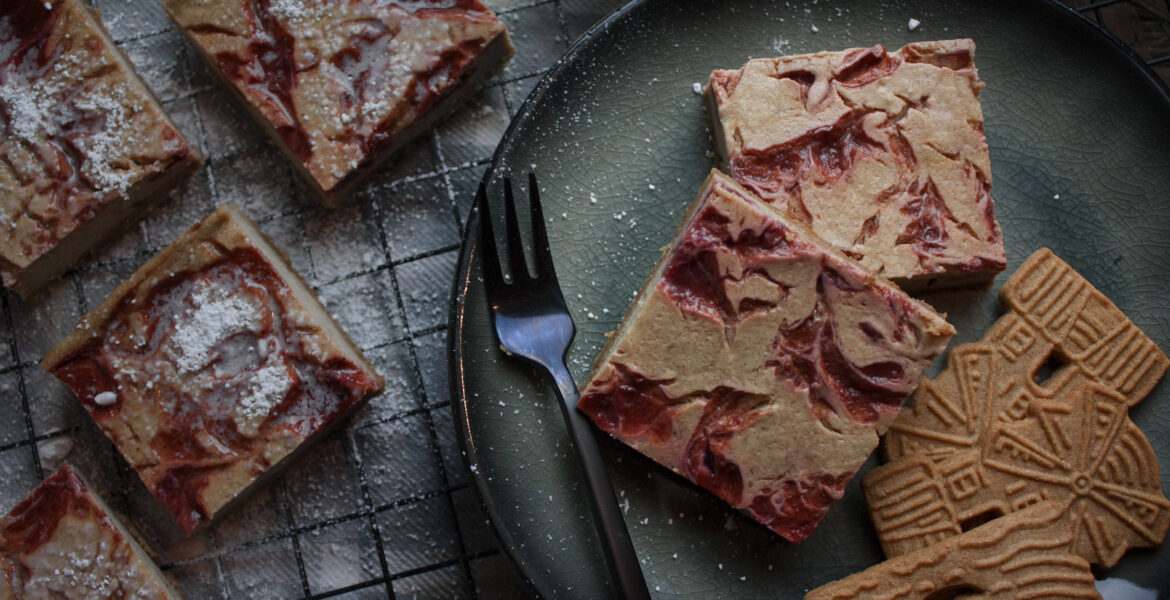 Spekulatius-Käsekuchen-Schnitten mit Kirsch-Marmelade