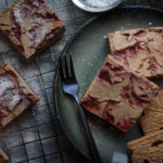 Spekulatius-Käsekuchen-Schnitten mit Kirsch-Marmelade