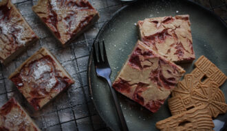 Spekulatius-Käsekuchen-Schnitten mit Kirsch-Marmelade
