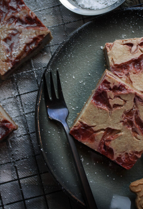 Spekulatius-Käsekuchen-Schnitten mit Kirsch-Marmelade