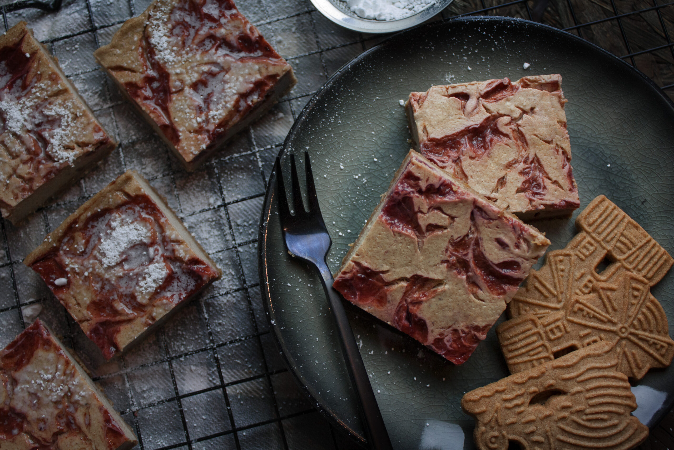 Spekulatius-Käsekuchen-Schnitten mit Kirsch-Marmelade