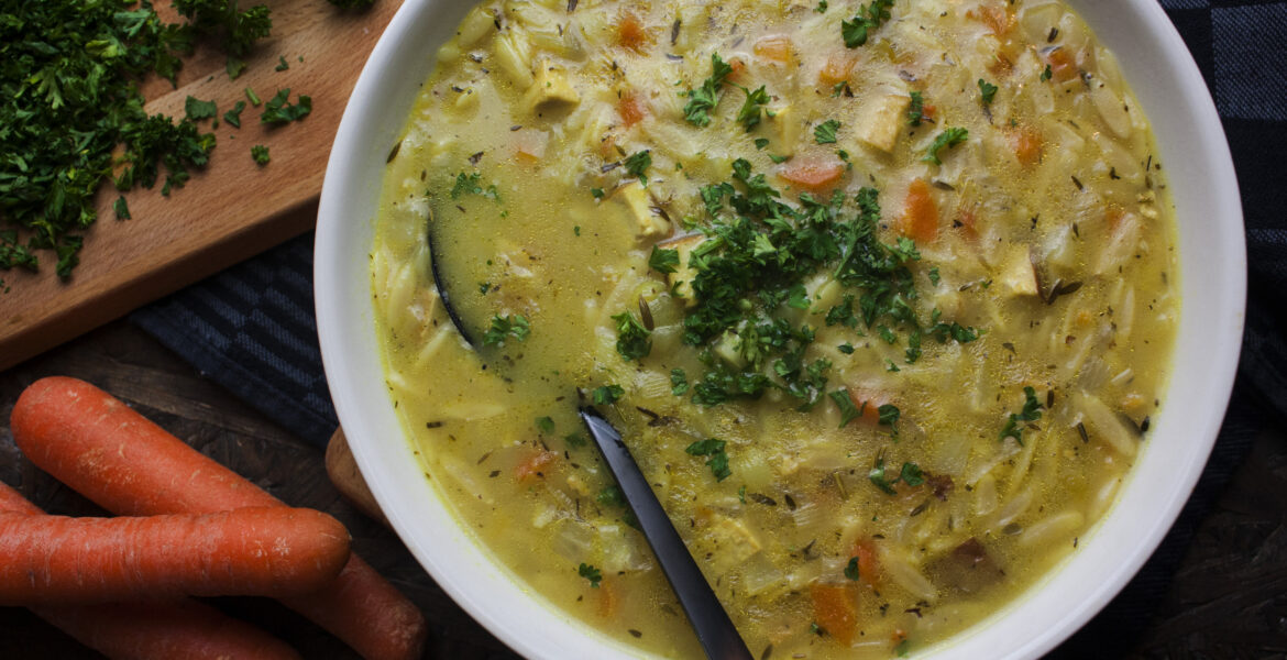 Vegane Pastina-Suppe mit Räuchertofu