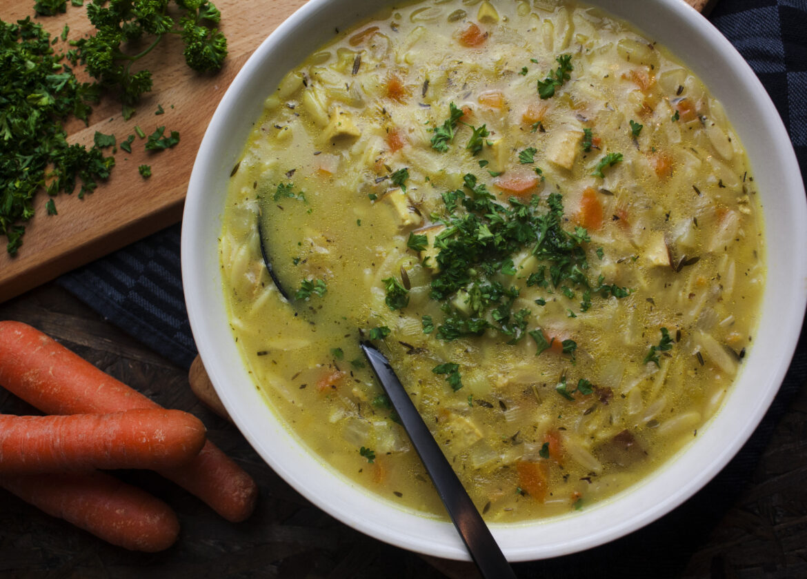 Vegane Pastina-Suppe mit Räuchertofu