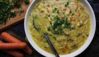 Vegane Pastina-Suppe mit Räuchertofu