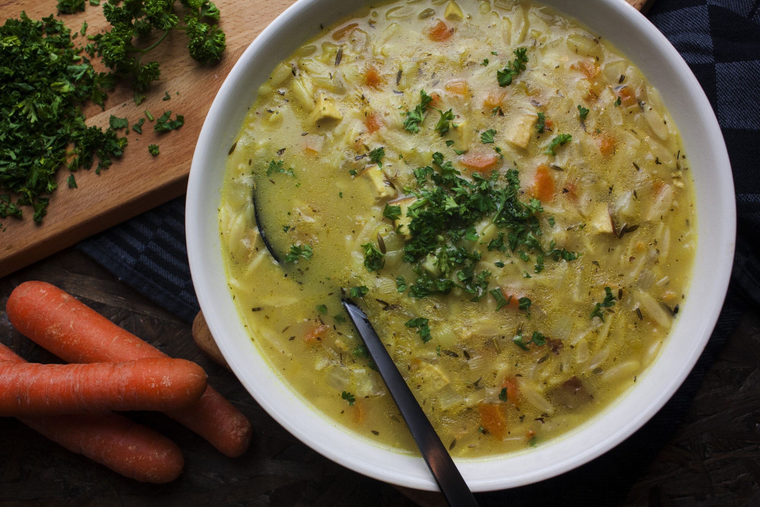 Vegane Pastina-Suppe mit Räuchertofu