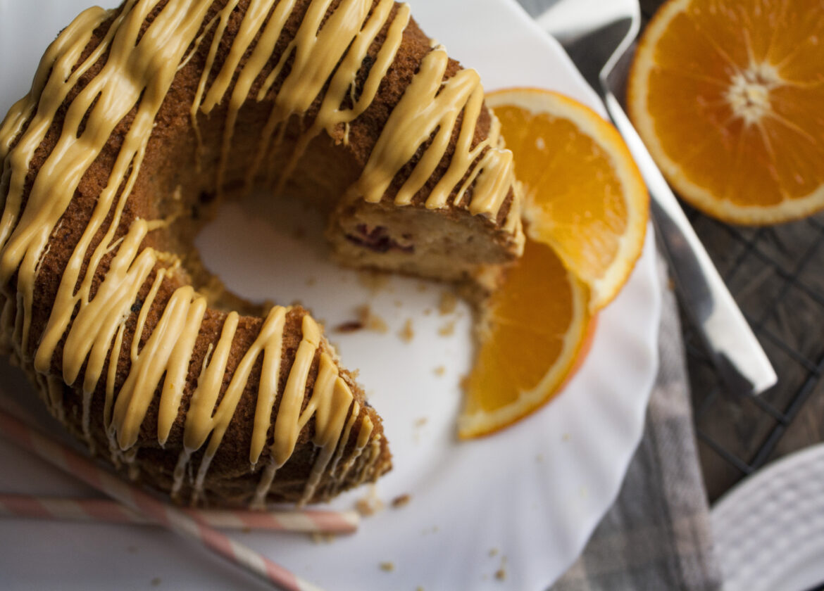 Frischer Orangen-Cranberry-Gugelhupf