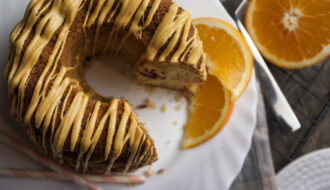 Frischer Orangen-Cranberry-Gugelhupf