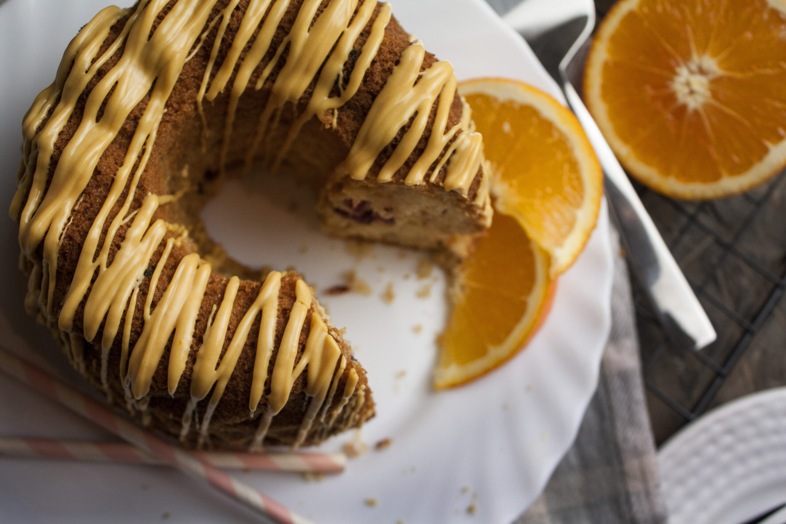 Frischer Orangen-Cranberry-Gugelhupf