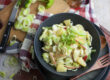 Fruchtiger Lauchsalat mit Apfel und Ananas